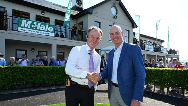 Ballinrobe 25-May-2026 Racecourse manager John Flannelly welcomes American professional golfer Jim Furyk to the races. Healy Racing <p>Ballinrobe 25-May-2026 Racecourse manager John Flannelly welcomes American professional golfer Jim Furyk to the races. Healy Racing</p>