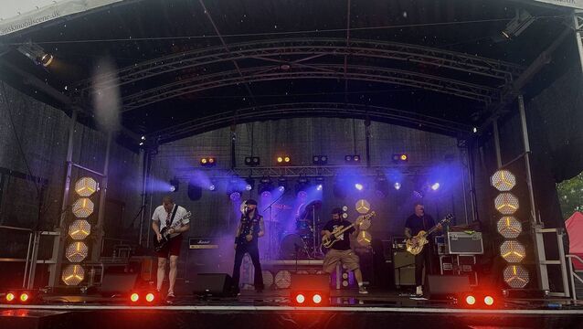 Rain or shine, Castlebar keeps on rockin' Rain or shine, Castlebar keeps on rockin'