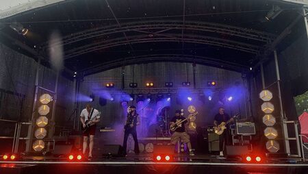 Rain or shine, Castlebar keeps on rockin' Rain or shine, Castlebar keeps on rockin'