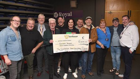 Incredible €18,750 raised for Sunflower Children’s Hospice at Saw Doctors Mayo gigs Incredible €18,750 raised for Sunflower Children’s Hospice at Saw Doctors Mayo gigs